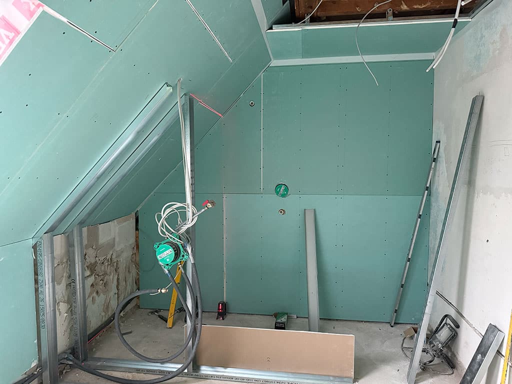 Trockenbauarbeiten zur Vorbereitung des neuen Dachgeschossbades. Trockenbauarbeiten im Dachgeschossbad eines Wohngebäudes im Zuge der Kernsanierung in Langenfeld.