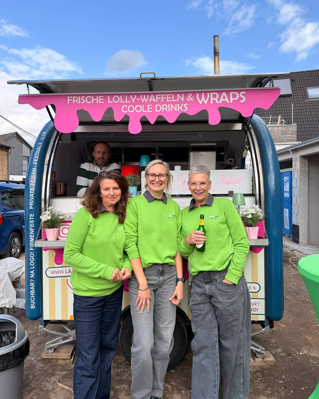 CARDBAU-Team beim Neubaufest CARDBAU-Team vor dem Foodtruck beim Neubaufest Zur Götscher Mühle