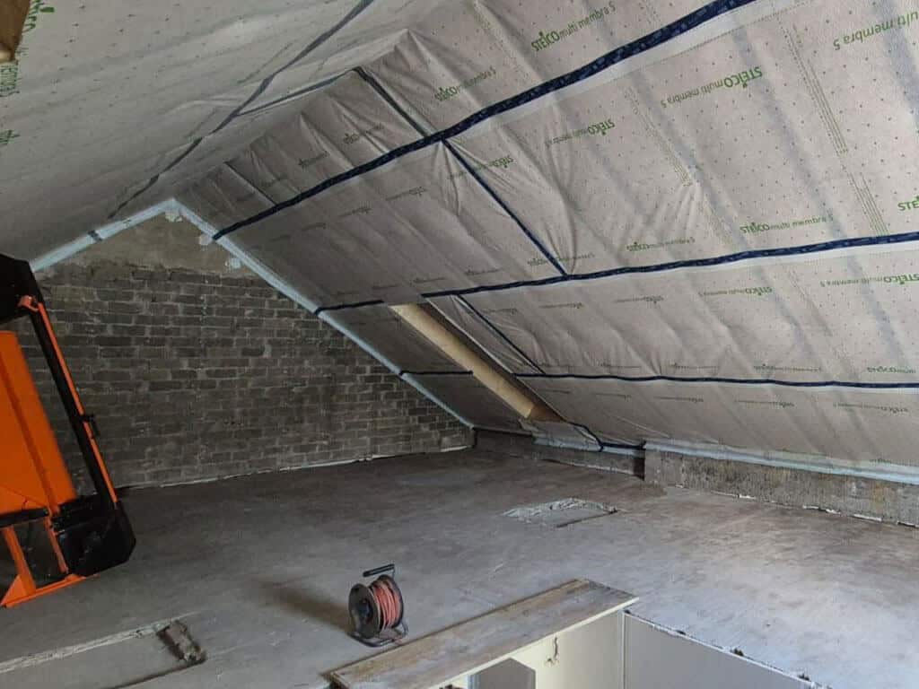 Vorbereitung der Dachdämmung im Dachgeschoss. Ausführung der Luftdichtheitsebene im Dachgeschoss mit vorbereiteter Dachdämmung im Rahmen einer energetischen Sanierung.