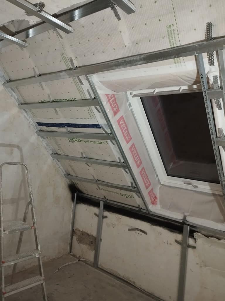 Trockenbauvorbereitung im Bereich des neuen Dachfensters. Trockenbauarbeiten im Bereich eines neu eingebauten Dachfensters im Zuge der Kernsanierung eines Wohngebäudes in Langenfeld.