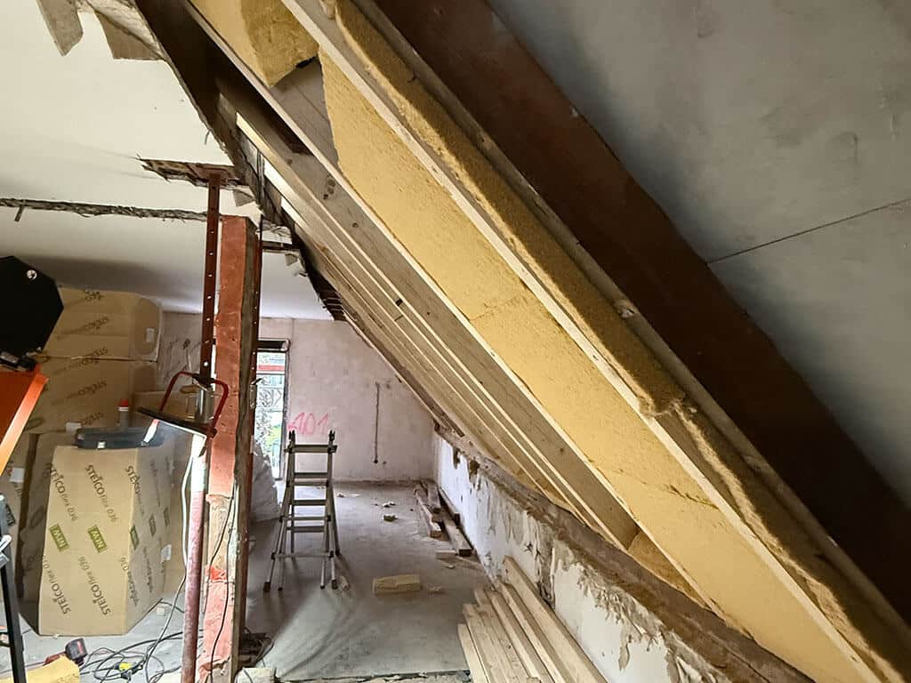 Energetische Optimierung des Dachgeschosses durch den Einbau einer modernen Dachdämmung. Erneuerung der Dachdämmung im Dachgeschoss eines Wohngebäudes im Zuge der Kernsanierung in Langenfeld.
