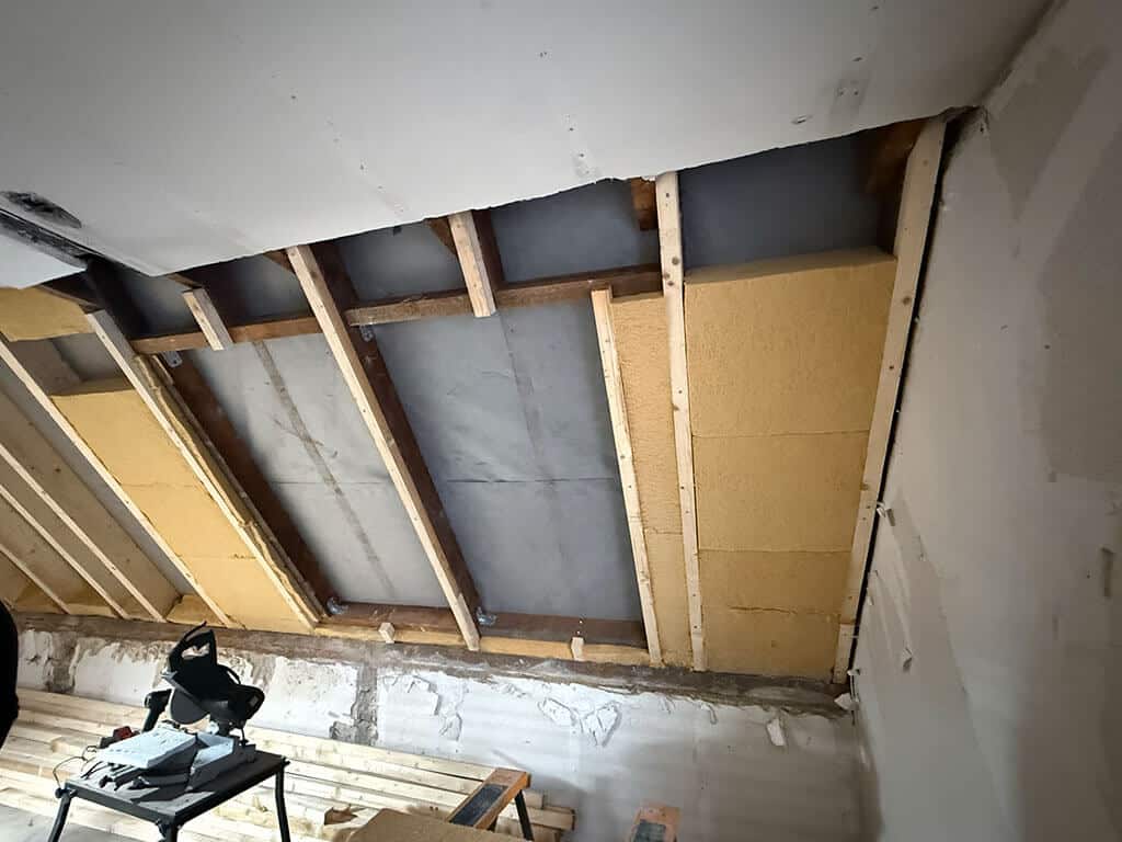 Erneuerung der Dachdämmung zur energetischen Modernisierung des Dachgeschosses. Erneuerung der Dachdämmung im Dachgeschoss eines Wohngebäudes im Zuge der Kernsanierung in Langenfeld.