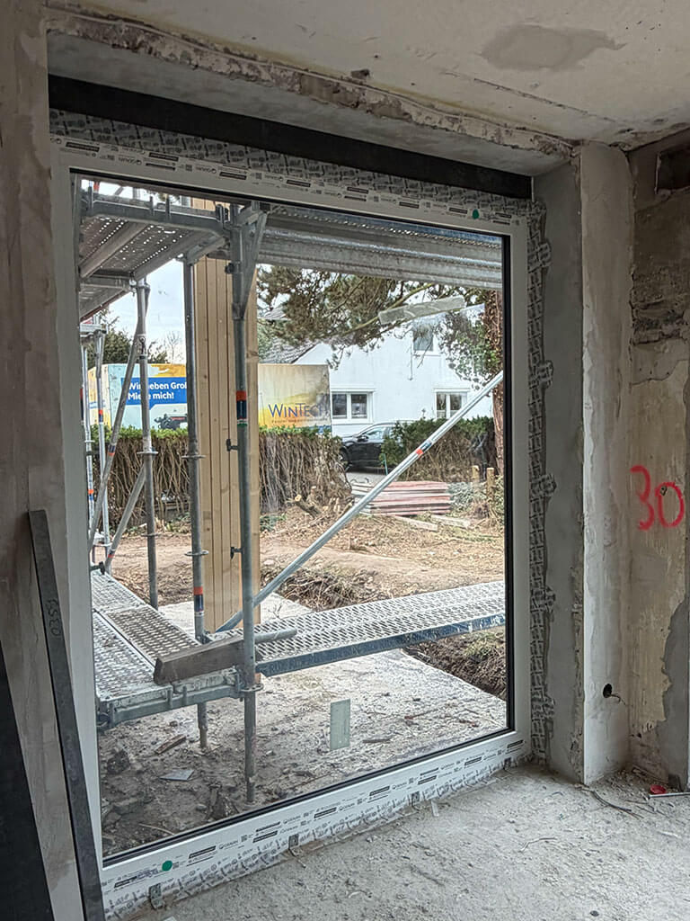 Einbau eines großformatigen Fensterelements. Einbau eines großformatigen Fensterelements im Zuge einer Wohnraummodernisierung zur Verbesserung von Tageslichteinfall und Wärmeschutz.
