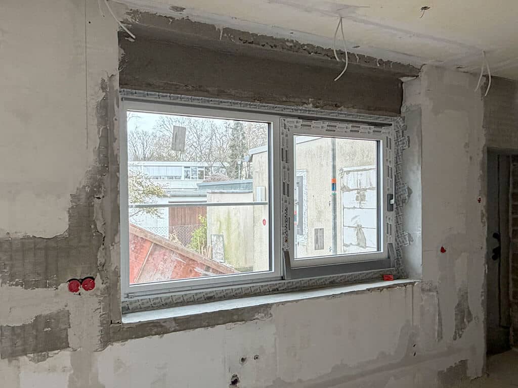 Einbau neuer energieeffizienter Fenster. Einbau neuer energieeffizienter Fenster im Rahmen einer Wohnraummodernisierung zur Verbesserung von Wärmeschutz und Tageslichtversorgung.
