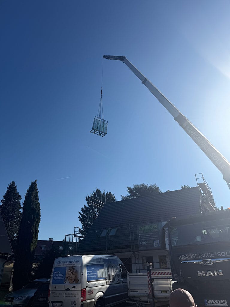 Anlieferung neuer Fensterelemente zur Vorbereitung der Fenstermontage. Kernsanierung in Langenfeld.