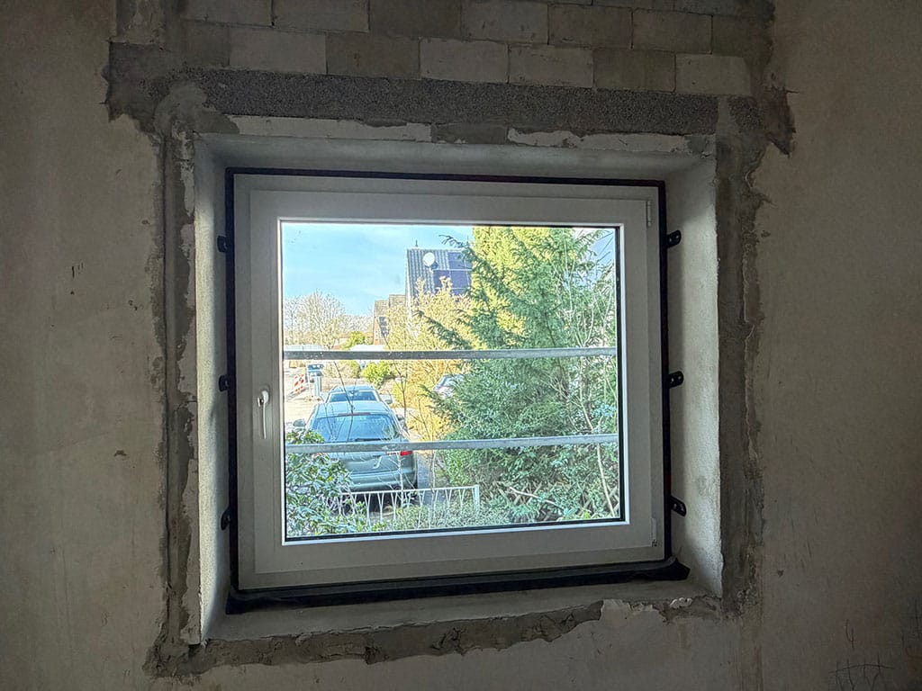 Einbau neuer Fenster zur Verbesserung von Energieeffizienz und Wohnkomfort. Einbau neuer energieeffizienter Fenster im Zuge der Kernsanierung eines Wohngebäudes in Langenfeld.