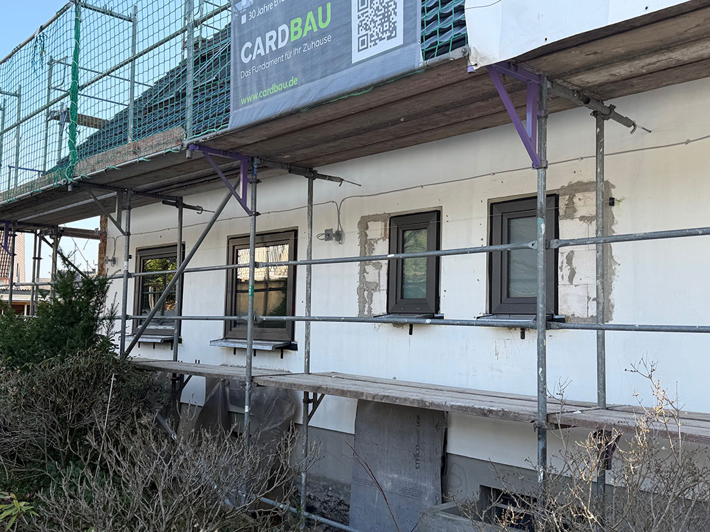 Einbau neuer Fenster zur energetischen Modernisierung der Fassade. Einbau neuer energieeffizienter Fenster an der Fassade eines Wohngebäudes im Zuge der Kernsanierung in Langenfeld.