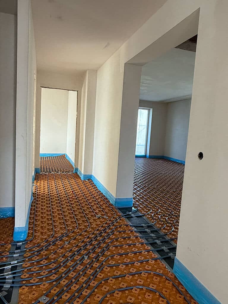 Installation der Fußbodenheizung im Wohnbereich. Verlegung einer modernen Fußbodenheizung im Wohnbereich eines Einfamilienhauses im Zuge der Kernsanierung in Langenfeld.