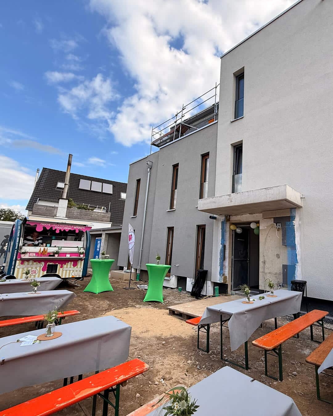 Zur Götscher Mühle beim Neubaufest Neubau Zur Götscher Mühle in Langenfeld-Richrath mit Tischen und Stehtischen für das Neubaufest