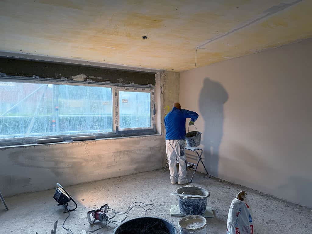 Putzarbeiten im Innenausbau. Putzarbeiten im Innenausbau eines Wohngebäudes zur Vorbereitung hochwertiger Wandoberflächen im Rahmen der Modernisierung.