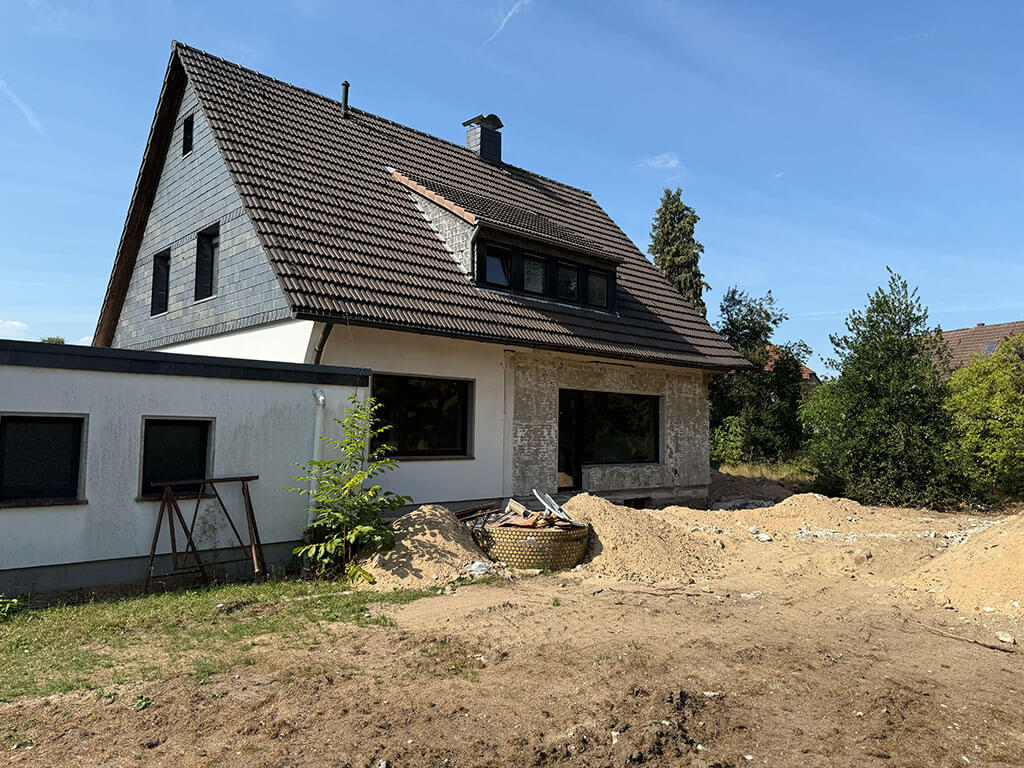 Rückbau des bestehenden Wintergartens zur Vorbereitung der umfassenden Kernsanierung. Abriss des bestehenden Wintergartens im Zuge der Kernsanierung eines Wohngebäudes in Langenfeld.