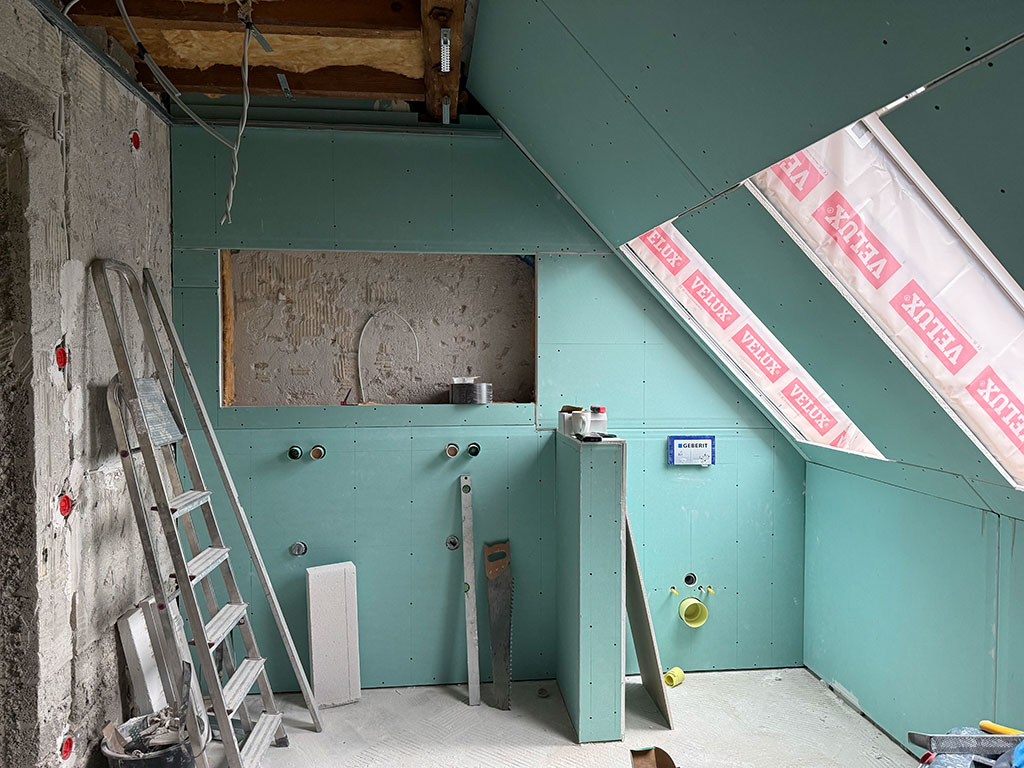 Vorbereitung des neuen Dachgeschossbades mit Trockenbau- und Sanitärarbeiten. Ausbau eines Dachgeschossbades mit vorbereiteten Sanitäranschlüssen im Zuge der Kernsanierung in Langenfeld.