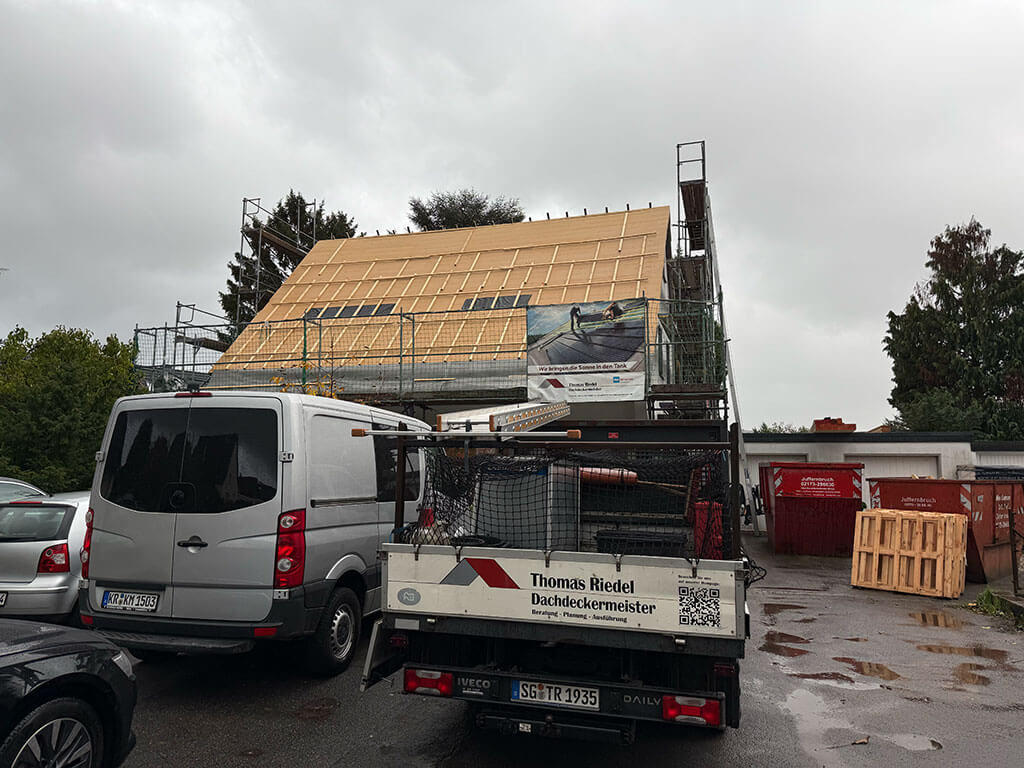 Erneuerung des Dachaufbaus zur energetischen Modernisierung des Wohngebäudes. Erneuerung des Dachaufbaus im Zuge der Kernsanierung eines Wohngebäudes in Langenfeld.