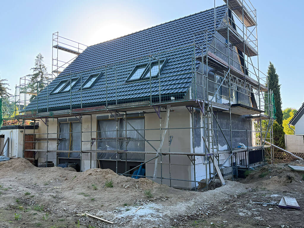 Energetische Modernisierung von Dach und Gebäudehülle. Energetische Modernisierung eines Wohngebäudes im Zuge der Kernsanierung in Langenfeld mit neuer Dacheindeckung und Fassadenarbeiten.