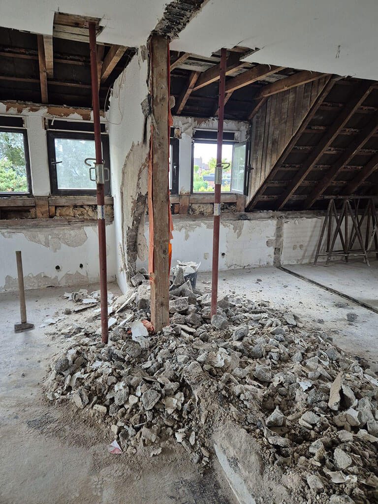 Entkernungsarbeiten und Rückbau einer Zwischenwand zur Neuordnung des Dachgeschosses. Entkernungsarbeiten mit Rückbau einer Zwischenwand im Dachgeschoss eines Wohngebäudes im Zuge der Kernsanierung in Langenfeld.