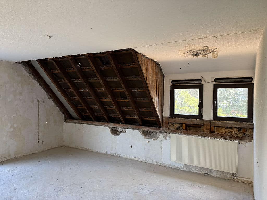 Rückbau der bestehenden Dachkonstruktion Entkernung des Dachgeschosses zur Vorbereitung der energetischen Modernisierung im Zuge der Kernsanierung eines Wohngebäudes in Langenfeld.