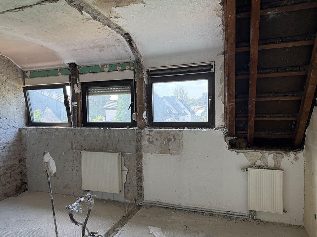Entkernung und Anpassung der Raumstruktur zur Schaffung eines modernen Wohnkonzepts. Entkernung des Dachgeschosses zur Vorbereitung der energetischen Modernisierung im Zuge der Kernsanierung eines Wohngebäudes in Langenfeld.