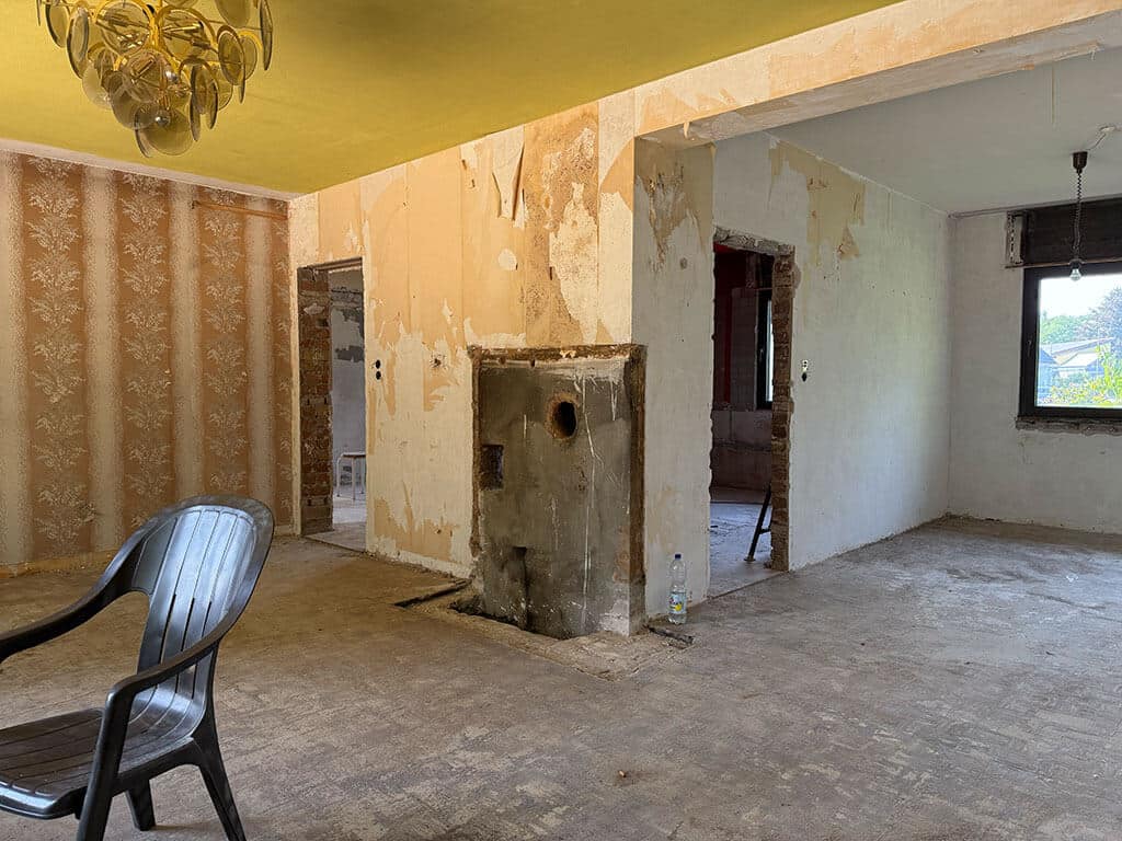 Entkernungsarbeiten zur Vorbereitung der umfassenden Modernisierung des Wohnbereichs. Entkernungsarbeiten im Wohnbereich eines Einfamilienhauses im Zuge der Kernsanierung in Langenfeld.