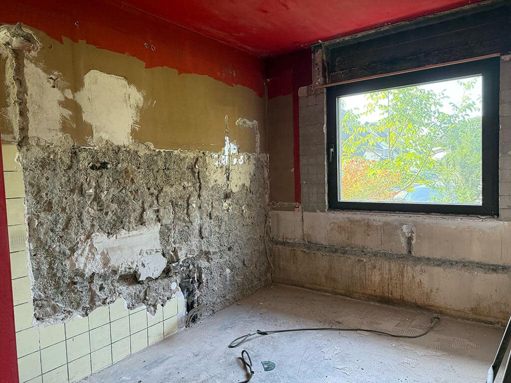 Entkernungsarbeiten zur Vorbereitung der umfassenden Badsanierung. Entkernungsarbeiten im Badezimmer eines Wohngebäudes im Zuge der Kernsanierung in Langenfeld