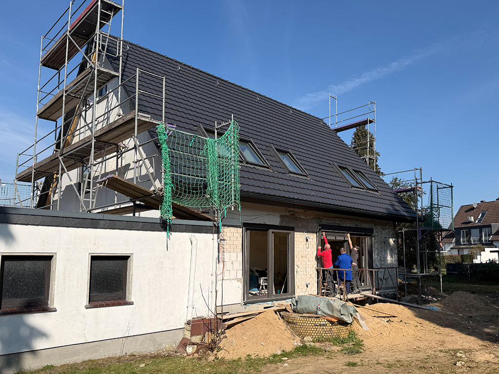 Einbau neuer Terrassentüren zur Verbesserung von Wohnkomfort und Energieeffizienz. Einbau neuer Terrassentüren im Zuge der Kernsanierung eines Wohngebäudes in Langenfeld.