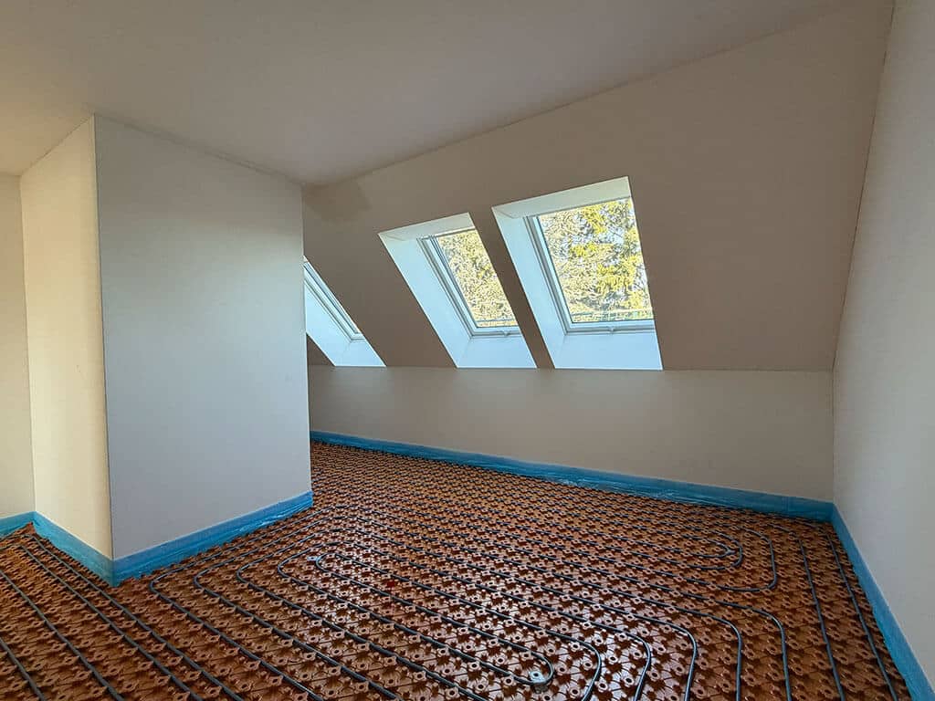 Installation einer modernen Fußbodenheizung im Dachgeschoss. Verlegung einer modernen Fußbodenheizung im Dachgeschoss eines Wohngebäudes im Zuge der Kernsanierung in Langenfeld.