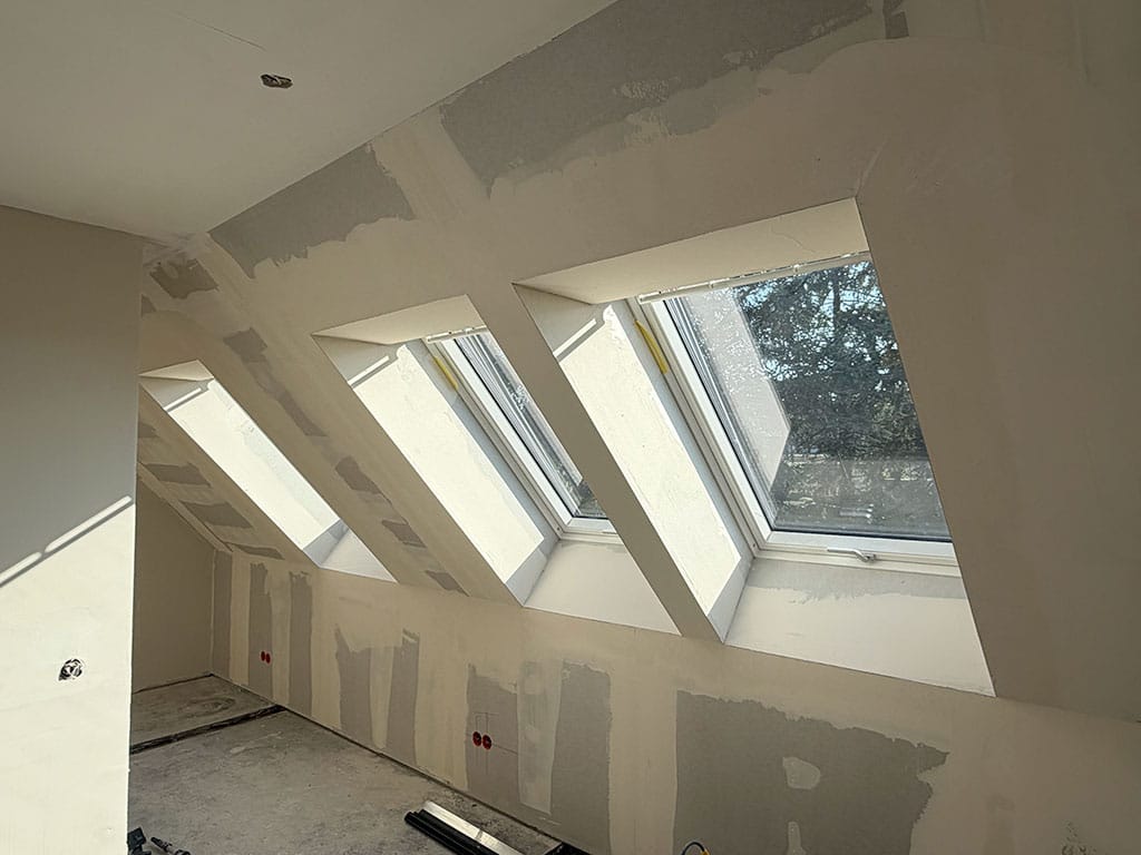 Trockenbauarbeiten im Bereich der neuen Dachfenster. Trockenbauarbeiten im Bereich neu eingebauter Dachfenster im Zuge der Kernsanierung in Langenfeld.