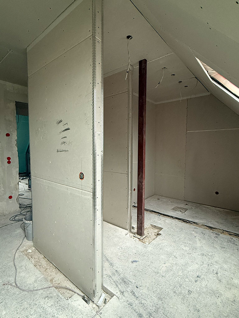 Trockenbauarbeiten zur Umsetzung der neuen Raumaufteilung im Dachgeschoss. Trockenbauarbeiten im Dachgeschoss eines Wohngebäudes im Zuge der Kernsanierung in Langenfeld.