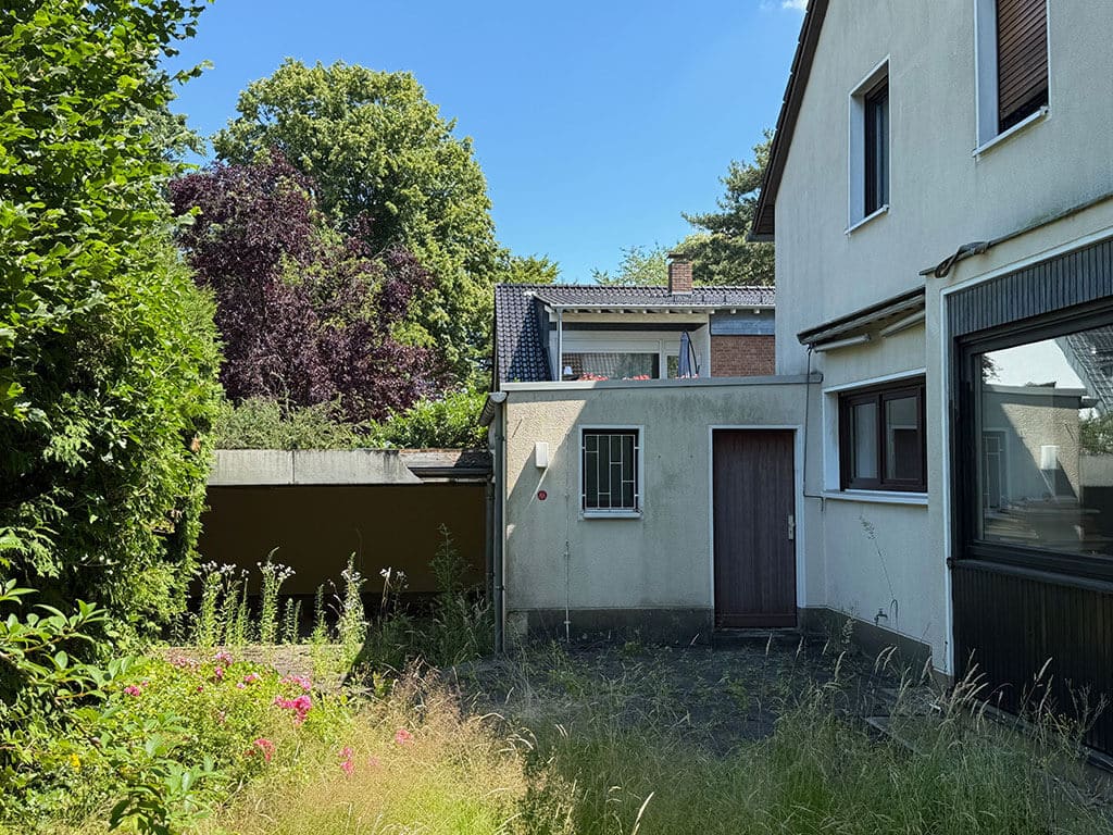 Terrassenbereich vor Beginn der Sanierung. Terrassenbereich mit Nebengebäude eines Wohnhauses in Köln-Rath vor Beginn der Kernsanierung und Modernisierung des Bestandsgebäudes.