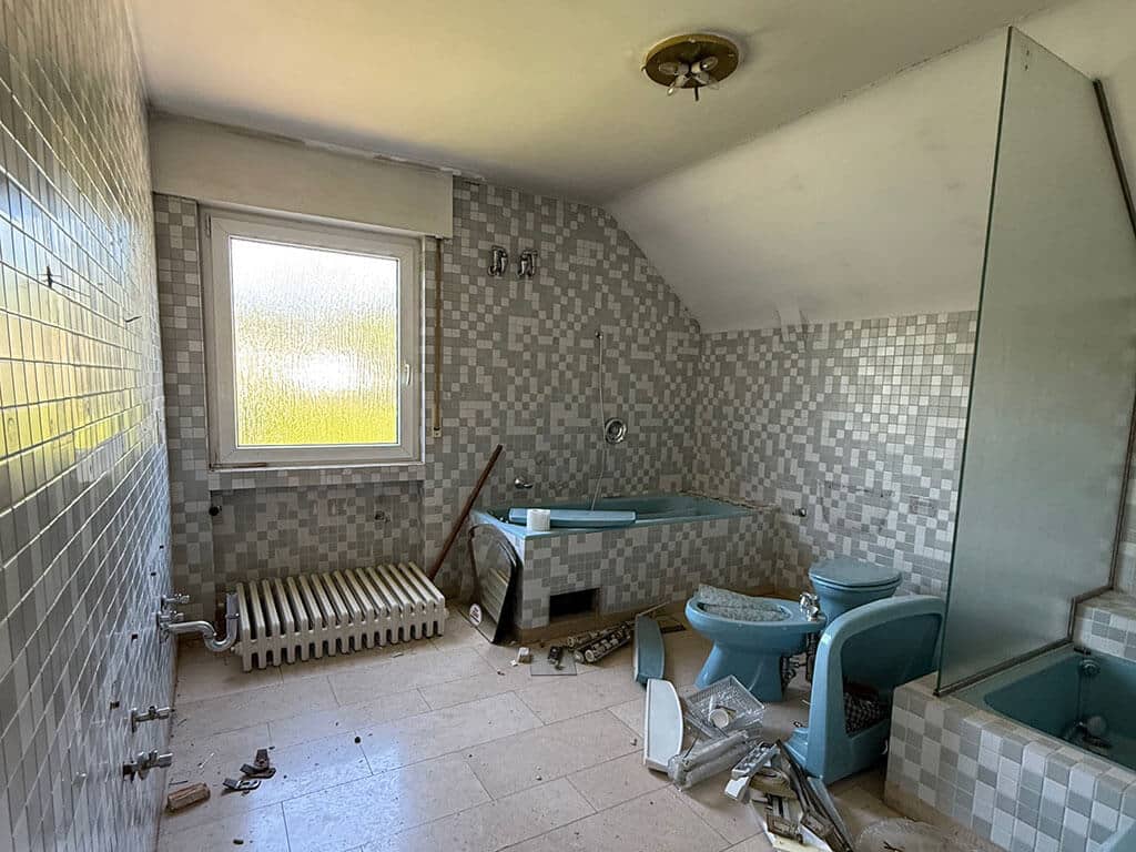 Badezimmer vor der Modernisierung. Badezimmer im Bestandszustand eines Wohngebäudes in Köln-Rath vor der geplanten Kernsanierung und Badsanierung.