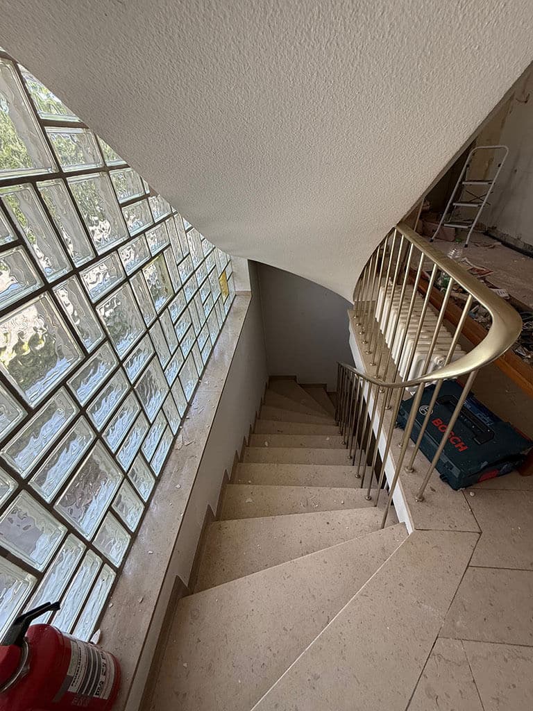 Treppenhaus vor der Modernisierung. Treppenhaus mit Glasbausteinwand in einem Wohngebäude in Köln-Rath vor Beginn der Kernsanierung im Bestandsgebäude.