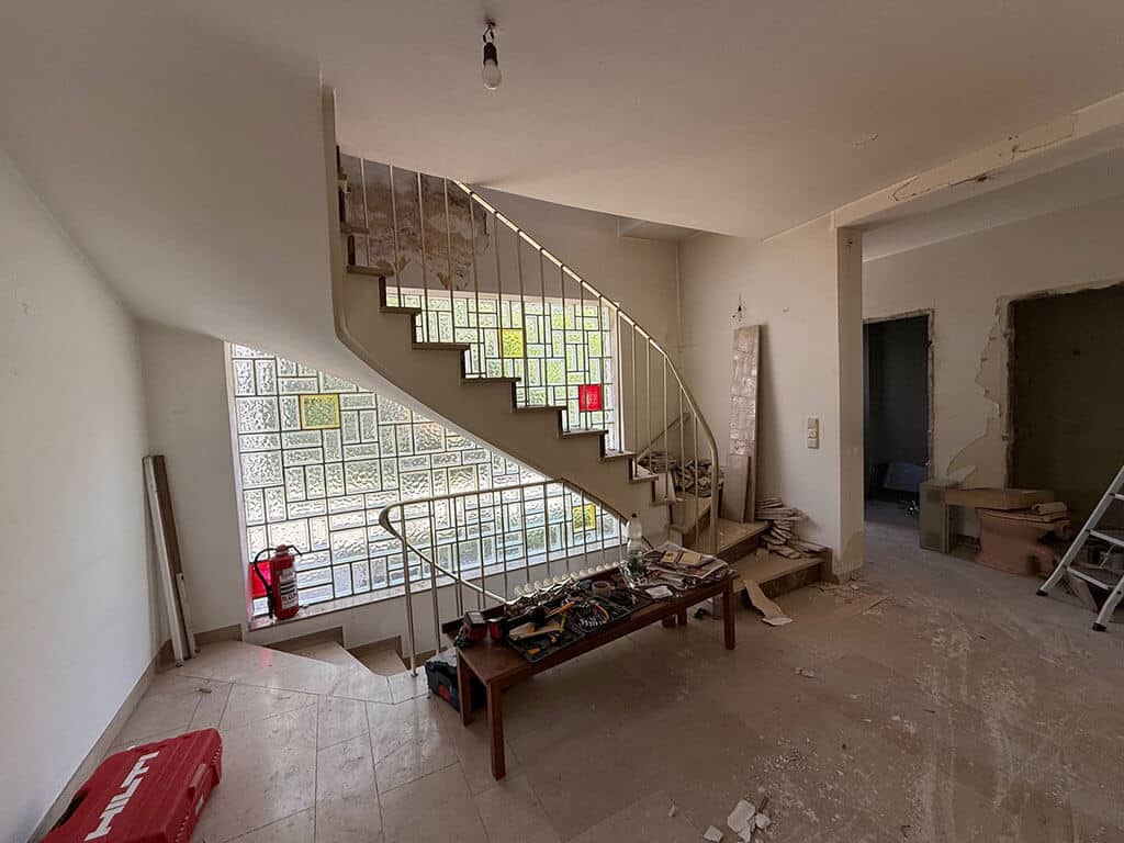 Treppenhaus während der Entkernung. Treppenhaus eines Wohngebäudes in Köln-Rath während der Entkernung mit Rückbauarbeiten im Rahmen der Kernsanierung.