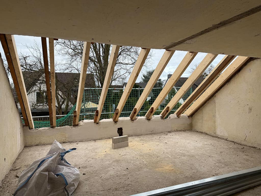 Verstärkung des Dachstuhls mit neuen Sparren. Verstärkung des Bestandsdachstuhls durch neue Sparren im Rahmen einer Dachsanierung und Kernsanierung eines Wohngebäudes.