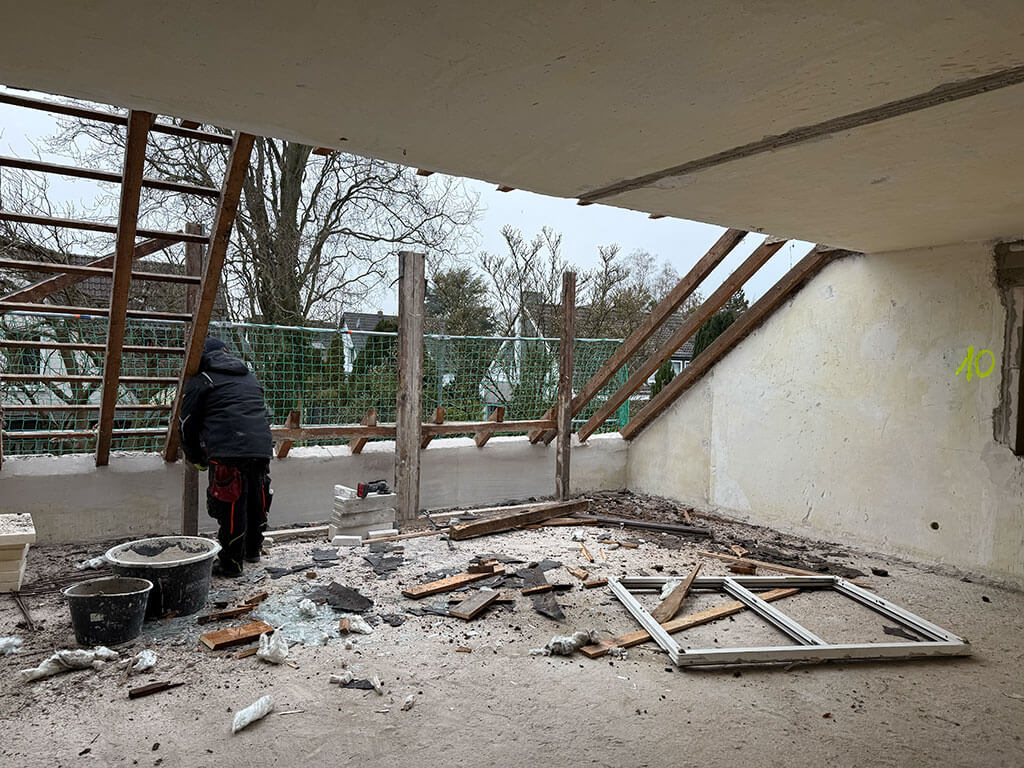 Rückbau beschädigter Bestandselemente im Dachbereich. Rückbau beschädigter Bestandselemente der Dachkonstruktion im Zuge einer Dachsanierung und Kernsanierung eines Wohngebäudes