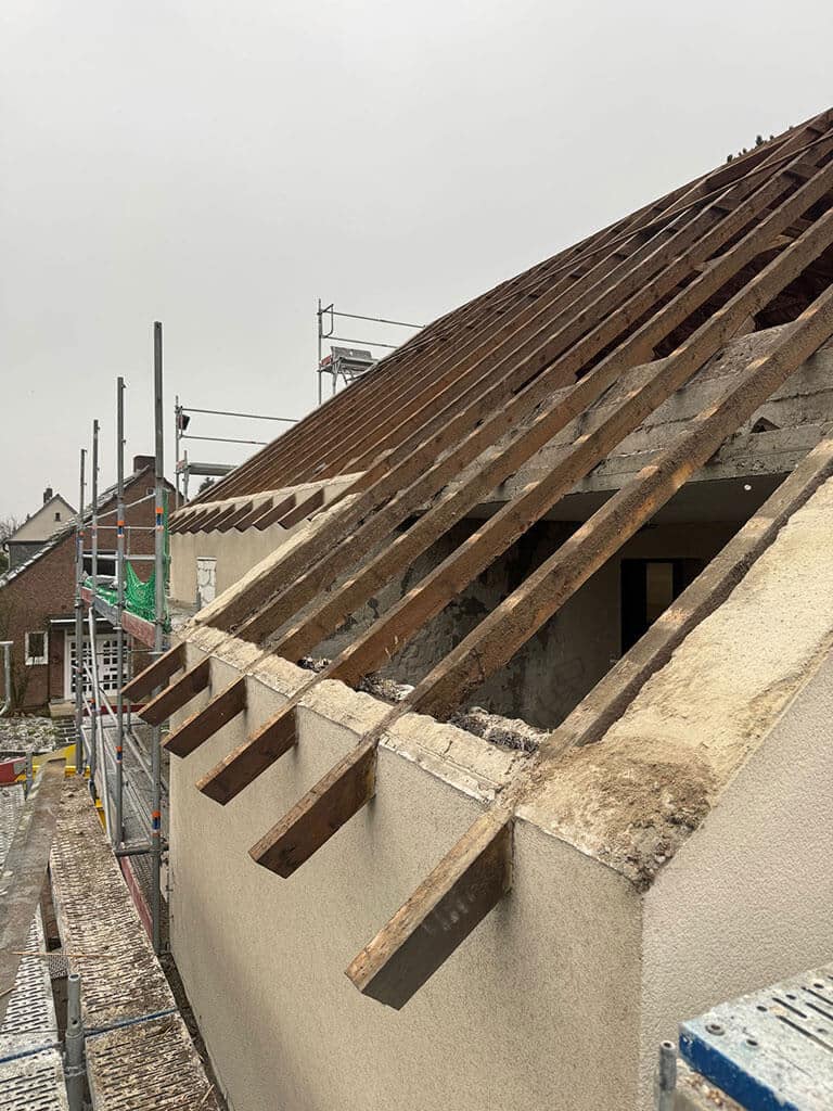Rückbau des Bestandsdachstuhls. Freigelegte Dachkonstruktion während des Rückbaus im Zuge einer Dachsanierung zur Vorbereitung der Erneuerung des Bestandsdachstuhls.