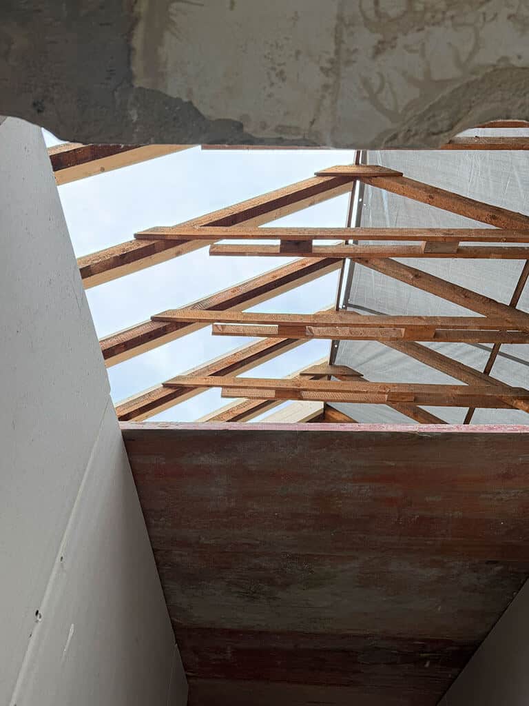 Verstärkung des Dachstuhls durch neue Balken. Verstärkter Dachstuhl mit neu eingebauten Holzbalken im Rahmen einer Dachsanierung zur statischen Ertüchtigung eines Bestandsgebäudes.