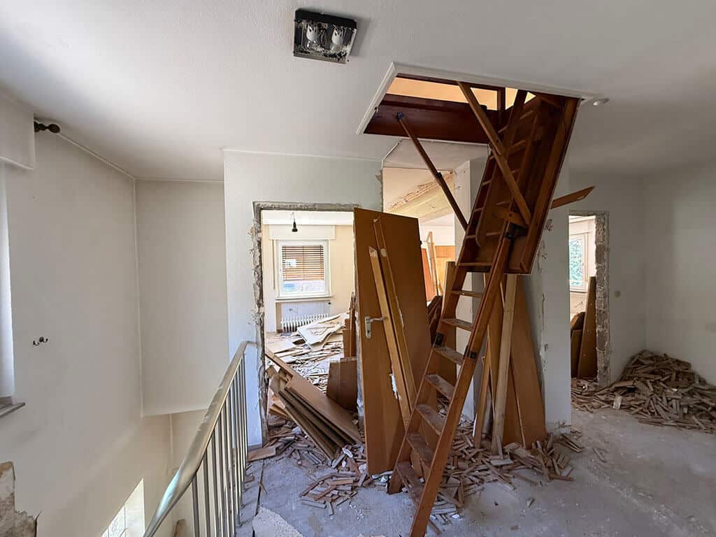 Entkernungsarbeiten im Obergeschoss. Rückbau der Dachbodentreppe während der Entkernung eines Wohngebäudes in Köln-Rath im Rahmen der Kernsanierung.