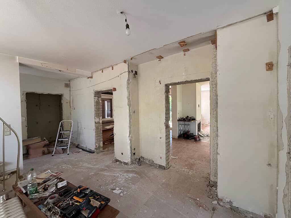 Rückbau von Wandöffnungen im Innenbereich. Freigelegte Wandöffnungen während der Entkernung eines Wohngebäudes in Köln-Rath im Rahmen der Kernsanierung.
