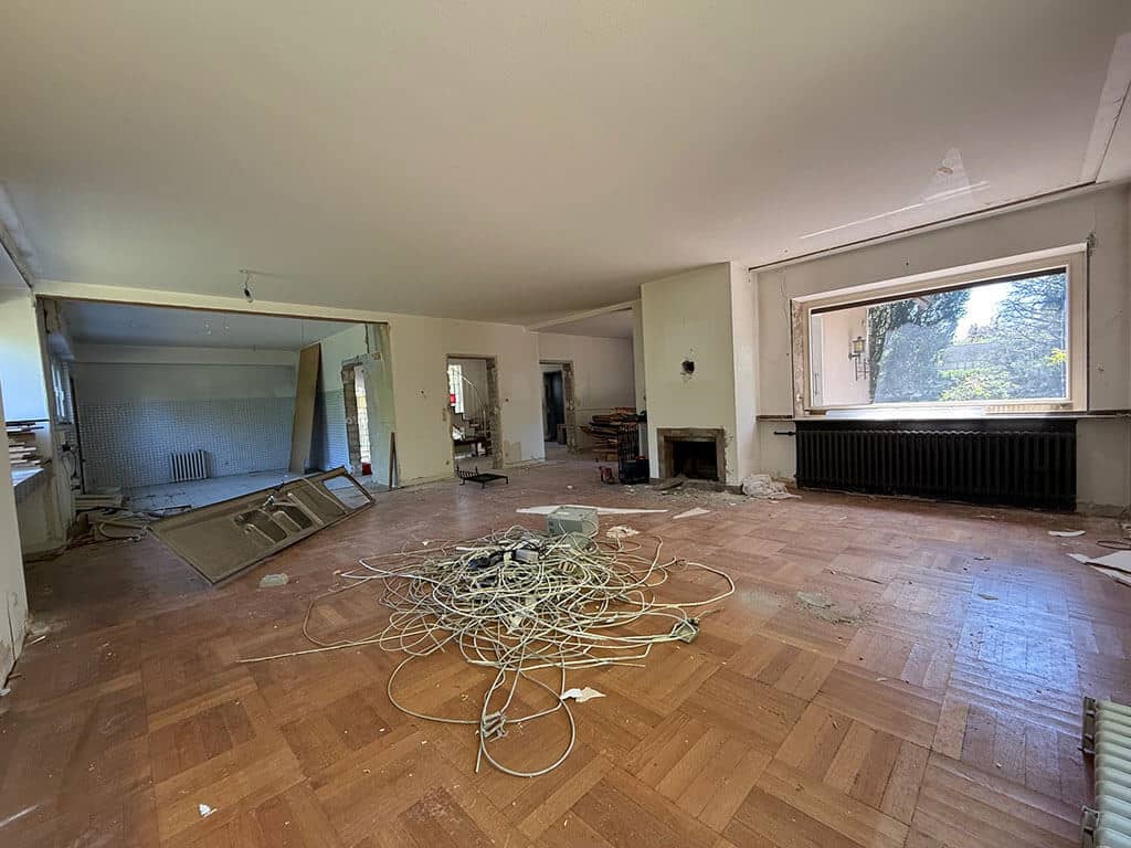 Entkernung im Wohnbereich. Entkernungsarbeiten im Wohnbereich eines Wohngebäudes in Köln-Rath mit demontierten Installationen und vorbereitendem Rückbau im Rahmen der Kernsanierung.