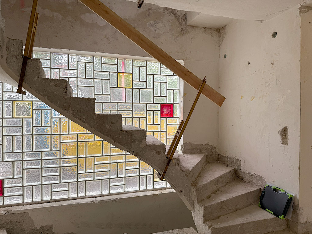 Rückbau im Treppenhaus. Bestandstreppe im Treppenhaus eines Wohngebäudes in Köln-Rath während der Entkernung im Rahmen der Kernsanierung.