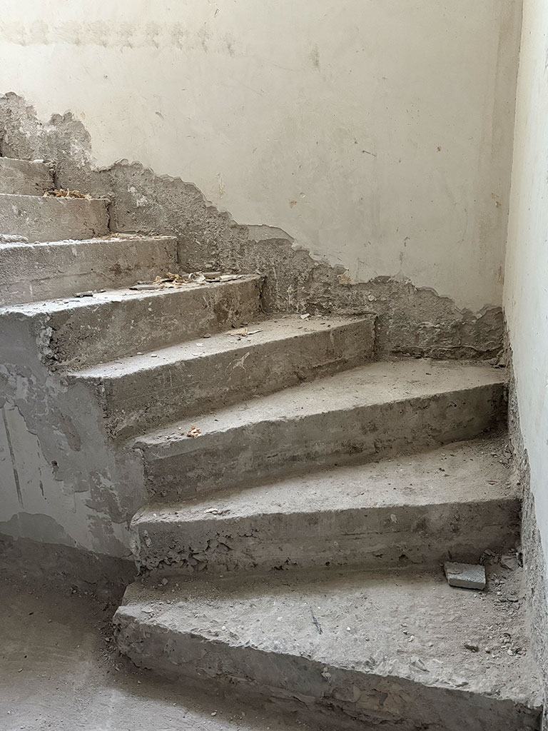 Freigelegte Betontreppe im Bestand. Freigelegte Betontreppe im Bestandsgebäude in Köln-Rath während der Entkernung im Zuge der Kernsanierung.