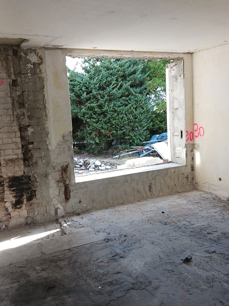 Freigelegte Fensteröffnung im Zuge der Kernsanierung. Vergrößerte Fensteröffnung während der Kernsanierung eines Wohnhauses in Köln-Rath nach dem Rückbau der bestehenden Außenwand.