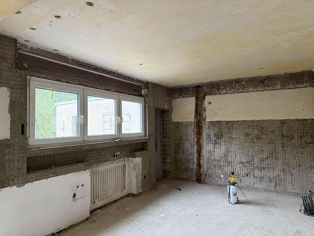 Küchenentkernung im Rahmen der Kernsanierung. Entkernte Küche während der Kernsanierung eines Wohnhauses in Köln-Rath nach dem vollständigen Rückbau der Bestandsküche.