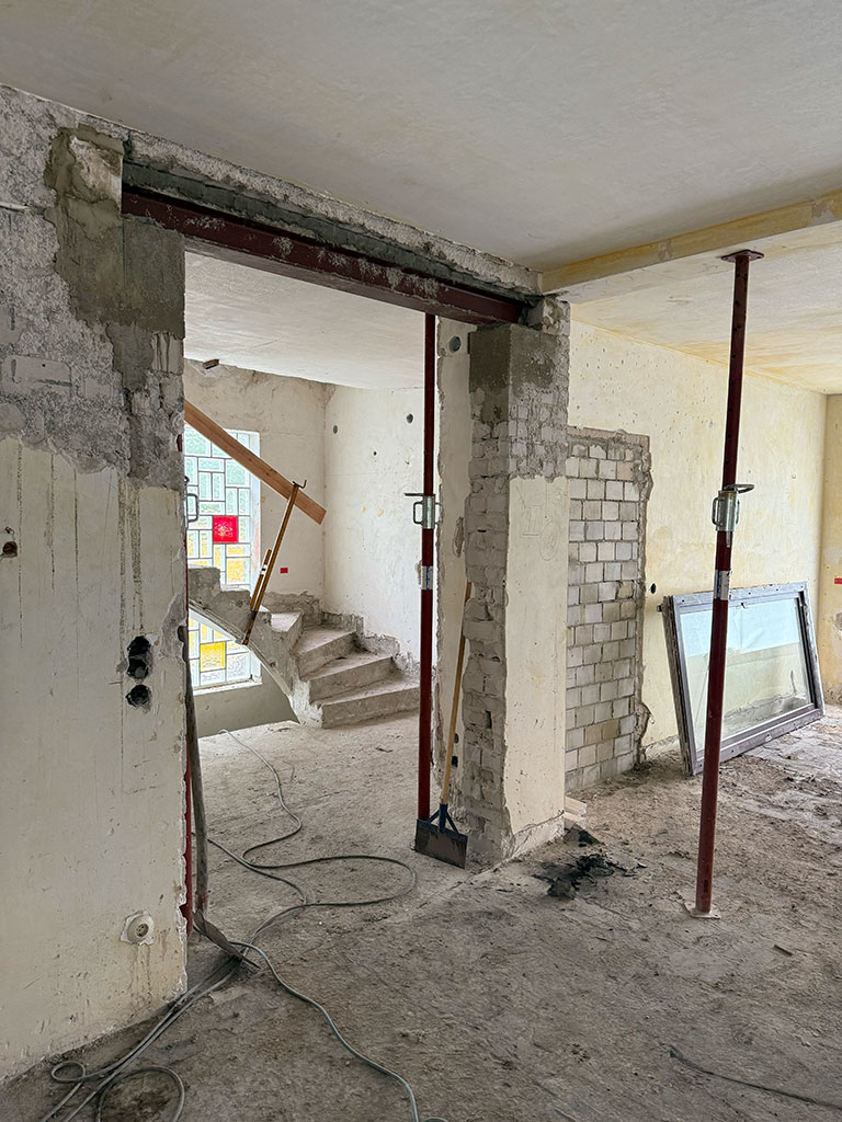 Tragende Wandöffnung mit Stahlträgereinbau. Einbau eines Stahlträgers nach der Öffnung einer tragenden Innenwand während der Kernsanierung eines Einfamilienhauses in Köln-Rath.