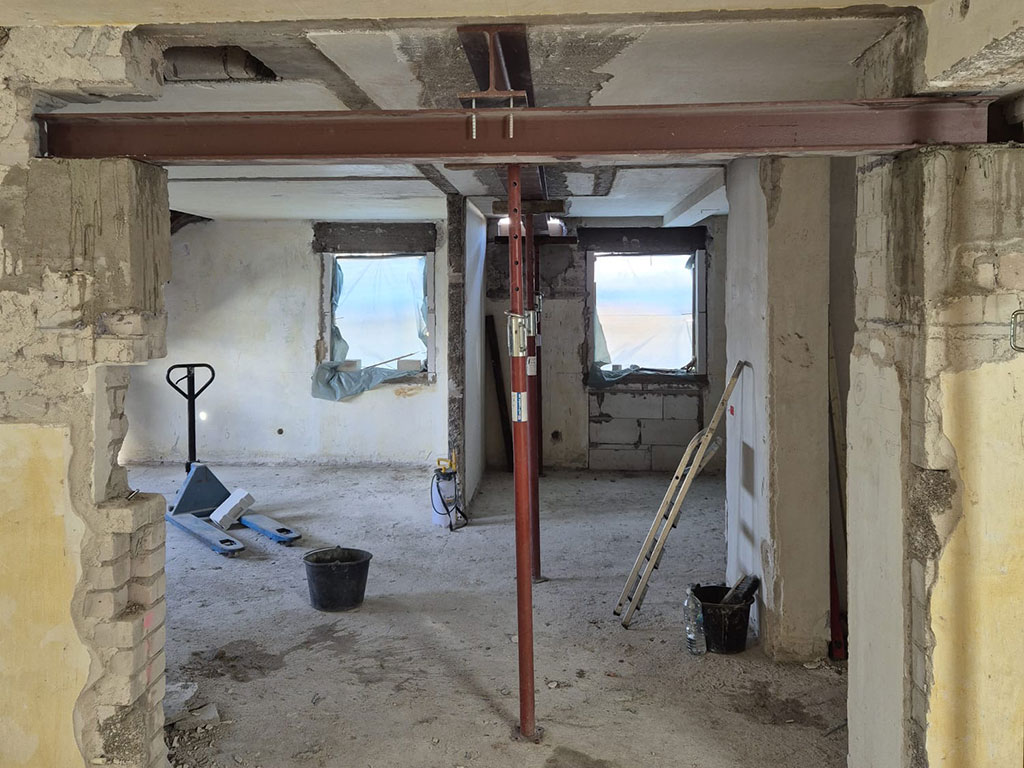 Stahlträger für offene Grundrisse im Bestand. Eingebaute Stahlträger und Baustützen nach dem Rückbau tragender Innenwände während der Kernsanierung eines Einfamilienhauses in Köln-Rath.