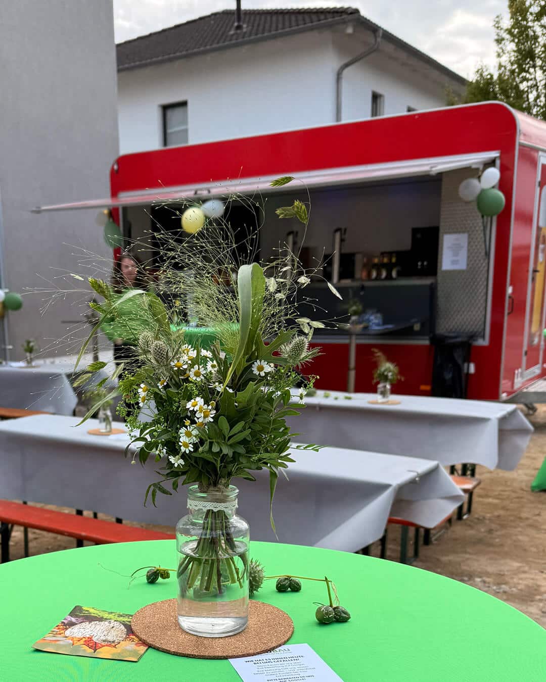 Neubaufest mit Foodtruck Tischdekoration beim Neubaufest Zur Götscher Mühle