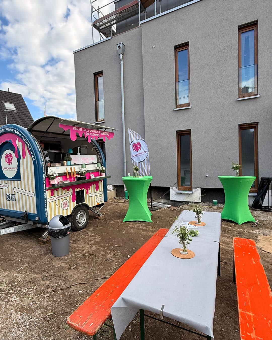 Läääckerwagen beim Neubaufest Lolly-Waffel-Wagen vor dem Neubau Zur Götscher Mühle in Langenfeld-Richrath