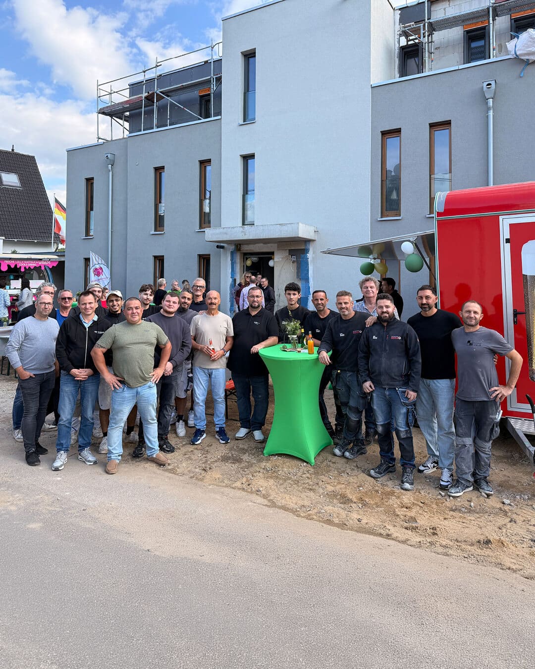 Gemeinsam beim Neubaufest Gruppenfoto der Handwerker vor dem Neubau Zur Götscher Mühle beim Neubaufest in Langenfeld-Richrath