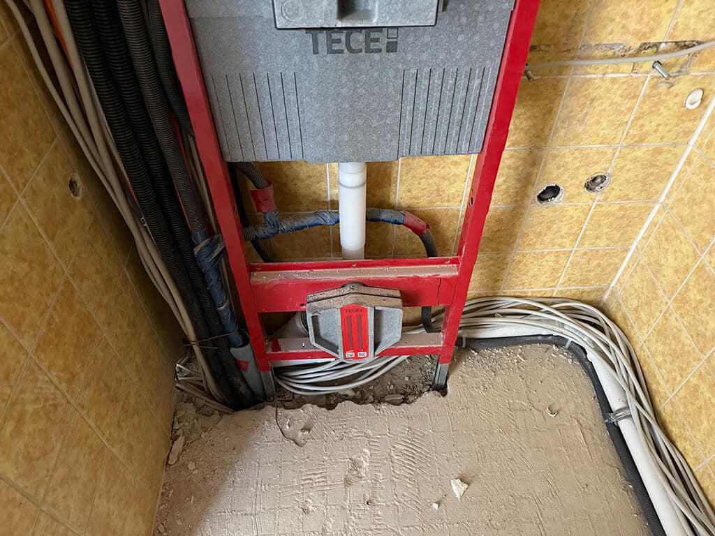 Vorwandinstallation mit integriertem Spülkasten für ein wandhängendes WC Sanierung in Düsseldorf – Vorwandinstallation mit integriertem Spülkasten für ein wandhängendes WC