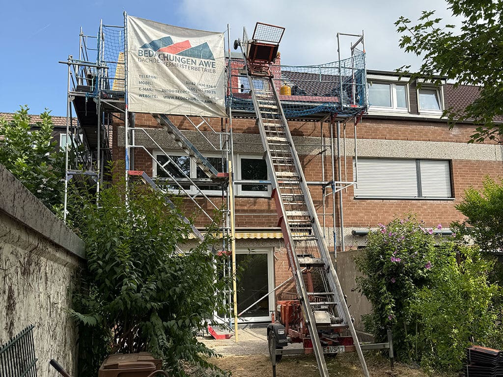 Umfassende Modernisierung der Dachflächen. Dachsanierung eines Wohngebäudes in Düsseldorf-Vennhausen während der Ausführung der Modernisierungsmaßnahmen.