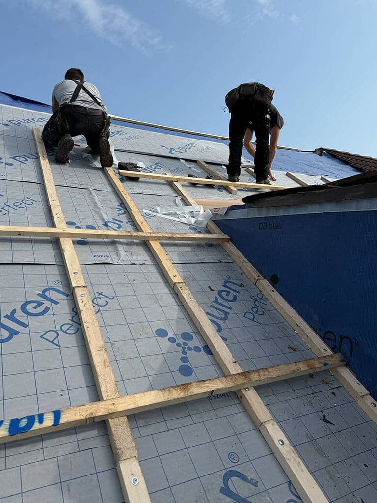 Dachsanierung - neue Unterkonstruktion Energetische Sanierung des Daches im Rahmen eines von der CARDBAU GmbH geplanten und koordinierten Sanierungsprojekts in Düsseldorf-Vennhausen.
